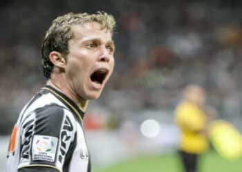 Bernard Se Junta ao AtlГѓВ©tico-MG: RecepГѓВ§ГѓВЈo Calorosa em BH!