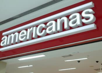 Descubra como a Americanas reverteu prejuízos e registrou lucros bilionários, impulsionando ações a uma valorização impressionante.