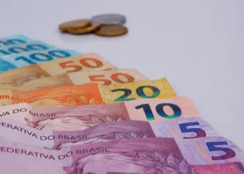 A introdução do real como moeda coincidiu com a adoção do tripé macroeconômico