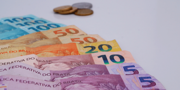 A introdução do real como moeda coincidiu com a adoção do tripé macroeconômico