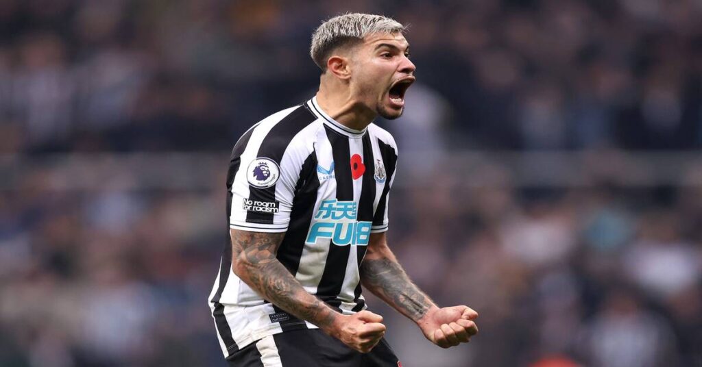 O meio-campista brasileiro Bruno Guimarães, atualmente brilhando no Newcastle, está chamando a atenção de grandes clubes europeus, incluindo o gigante inglês Manchester City. A atuação destacada do jogador não passa despercebida, e já são várias as especulações sobre uma possível transferência para o time de Pep Guardiola. Esta possibilidade ganha força após rumores indicarem que Kevin De Bruyne estaria deixando o City para se juntar a um clube do futebol árabe. Neste contexto, Bruno está sendo visto como uma peça ideal para preencher o espaço que será deixado por De Bruyne, uma vez que Guimarães demonstrou grande habilidade tanto defensiva quanto ofensiva jogando pela Premier League. O que torna Bruno Guimarães um alvo para o Manchester City? Bruno Guimarães, com sua técnica refinada e visão de jogo, não apenas chamou a attention de Guardiola, mas também se destacou nas estatísticas pessoais. Jogando pelo Newcastle e pela seleção brasileira, Bruno teve uma temporada repleta, entrando em campo 64 vezes, marcando sete gols e distribuindo 11 assistências. Possíveis condições para a transferência O interesse do Manchester City em Bruno Guimarães é evidente, mas a negociação promete ser tensa. O Newcastle estipulou o preço do jogador em impressionantes 100 milhões de libras, um valor que o City considera alto demais. Contudo, o clube inglês não esconde o desejo de contar com Bruno e estuda formas de tornar a transferência viável, incluindo o empréstimo de jogadores como Rico Lewis e Oscar Bobb para abater parte da quantia pedida. O brasileiro seria titular no Manchester City? Uma vez que a transferência de Guimarães seja confirmada, surge a questão sobre sua titularidade. Tendo em vista a possível saída de De Bruyne, Bruno possui todas as características necessárias para assumir um papel central no meio-campo do City. Sua habilidade de organizar o jogo e contribuir tanto no ataque quanto na defesa o posicionam como um forte candidato a titular absoluto sob o comando de Guardiola. Enquanto o desfecho da negociação ainda está pendente, os fãs do futebol e, principalmente, os admiradores de Bruno Guimarães, acompanham de perto cada desdobramento, ansiosos para ver onde o talentoso meio-campista jogará na próxima temporada. Seja no Newcastle ou balançando as redes no Etihad Stadium, uma coisa é certa, Bruno Guimarães já é um nome de peso no cenário internacional do futebol.