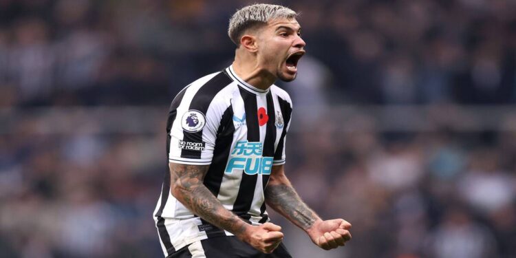 O meio-campista brasileiro Bruno GuimarГѓВЈes, atualmente brilhando no Newcastle, estГѓВЎ chamando a atenГѓВ§ГѓВЈo de grandes clubes europeus, incluindo o gigante inglГѓВЄs Manchester City. A atuaГѓВ§ГѓВЈo destacada do jogador nГѓВЈo passa despercebida, e jГѓВЎ sГѓВЈo vГѓВЎrias as especulaГѓВ§ГѓВµes sobre uma possГѓВ­vel transferГѓВЄncia para o time de Pep Guardiola. Esta possibilidade ganha forГѓВ§a apГѓВіs rumores indicarem que Kevin De Bruyne estaria deixando o City para se juntar a um clube do futebol ГѓВЎrabe. Neste contexto, Bruno estГѓВЎ sendo visto como uma peГѓВ§a ideal para preencher o espaГѓВ§o que serГѓВЎ deixado por De Bruyne, uma vez que GuimarГѓВЈes demonstrou grande habilidade tanto defensiva quanto ofensiva jogando pela Premier League. O que torna Bruno GuimarГѓВЈes um alvo para o Manchester City? Bruno GuimarГѓВЈes, com sua tГѓВ©cnica refinada e visГѓВЈo de jogo, nГѓВЈo apenas chamou a attention de Guardiola, mas tambГѓВ©m se destacou nas estatГѓВ­sticas pessoais. Jogando pelo Newcastle e pela seleГѓВ§ГѓВЈo brasileira, Bruno teve uma temporada repleta, entrando em campo 64 vezes, marcando sete gols e distribuindo 11 assistГѓВЄncias. PossГѓВ­veis condiГѓВ§ГѓВµes para a transferГѓВЄncia O interesse do Manchester City em Bruno GuimarГѓВЈes ГѓВ© evidente, mas a negociaГѓВ§ГѓВЈo promete ser tensa. O Newcastle estipulou o preГѓВ§o do jogador em impressionantes 100 milhГѓВµes de libras, um valor que o City considera alto demais. Contudo, o clube inglГѓВЄs nГѓВЈo esconde o desejo de contar com Bruno e estuda formas de tornar a transferГѓВЄncia viГѓВЎvel, incluindo o emprГѓВ©stimo de jogadores como Rico Lewis e Oscar Bobb para abater parte da quantia pedida. O brasileiro seria titular no Manchester City? Uma vez que a transferГѓВЄncia de GuimarГѓВЈes seja confirmada, surge a questГѓВЈo sobre sua titularidade. Tendo em vista a possГѓВ­vel saГѓВ­da de De Bruyne, Bruno possui todas as caracterГѓВ­sticas necessГѓВЎrias para assumir um papel central no meio-campo do City. Sua habilidade de organizar o jogo e contribuir tanto no ataque quanto na defesa o posicionam como um forte candidato a titular absoluto sob o comando de Guardiola. Enquanto o desfecho da negociaГѓВ§ГѓВЈo ainda estГѓВЎ pendente, os fГѓВЈs do futebol e, principalmente, os admiradores de Bruno GuimarГѓВЈes, acompanham de perto cada desdobramento, ansiosos para ver onde o talentoso meio-campista jogarГѓВЎ na prГѓВіxima temporada. Seja no Newcastle ou balanГѓВ§ando as redes no Etihad Stadium, uma coisa ГѓВ© certa, Bruno GuimarГѓВЈes jГѓВЎ ГѓВ© um nome de peso no cenГѓВЎrio internacional do futebol.