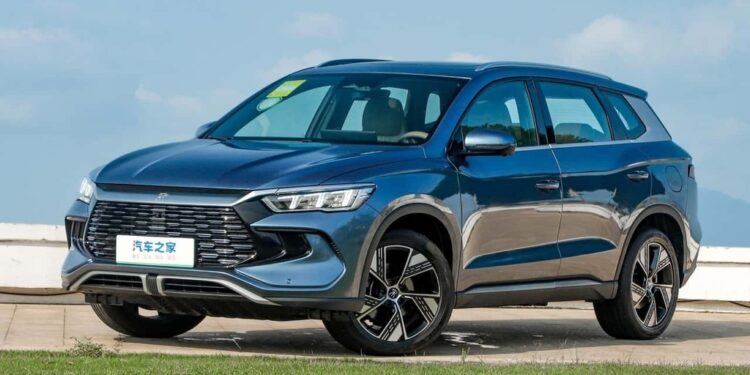 Vantagens e desvantagens dos carros híbridos plug-in de 2024
