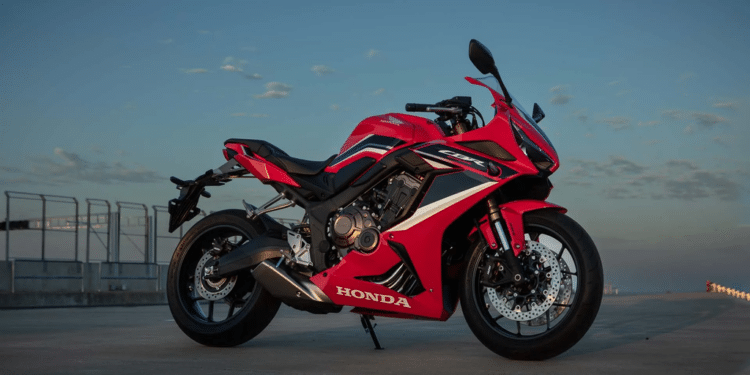 Honda CBR 650R 2024: desempenho esportivo e design agressivo