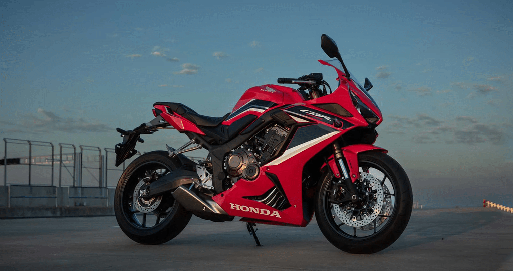 Honda CBR 650R 2024: desempenho esportivo e design agressivo