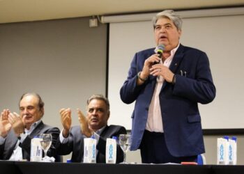 Datena inverte roteiro e ensaia desistir