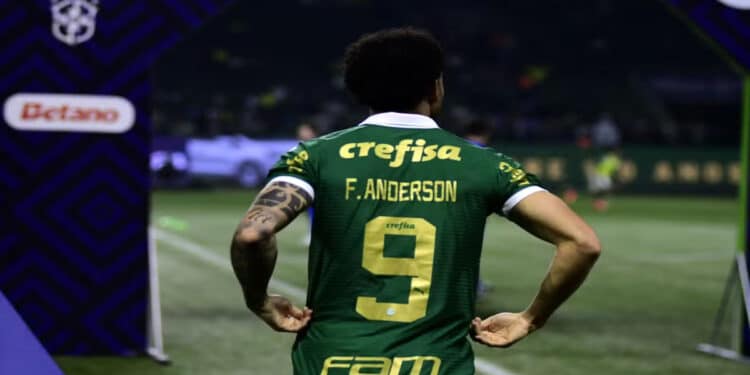 Torcida aguarda ansiosa para a estreia de Felipe Anderson. (Foto: Marcos Ribolli)