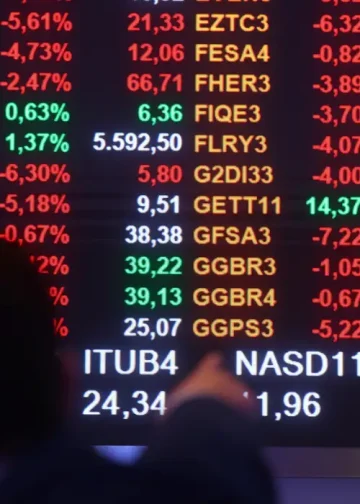 Ibovespa fecha em queda com mercado aguardando o Copom