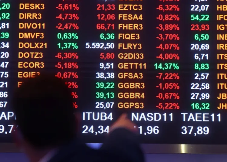 Ibovespa fecha em queda com mercado aguardando o Copom