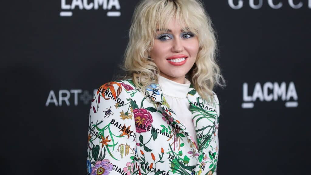 Miley Cyrus: De Ícone Pop a Fortuna Milionária e Marca Incrível!