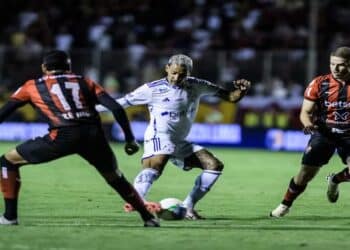 Polêmica No Jogo Do Vitória e Cruzeiro Levanta Debate Sobre Arbitragem No Brasil. Confira!