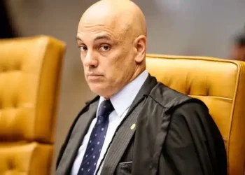 O escândalo provocado pelo vazamento de mensagens trocadas pelo ministro Alexandre de Moraes e sua equipe provocou uma avalanche de artigos e reportagens publicados nos grandes jornais e portais de internet. O caso, revelado pela “Folha de S. Paulo”, com a participação do jornalista Glenn Greenwald, foi fortemente repercutido por agentes do bolsonarismo nas redes sociais. Curiosamente, o mesmo grupo que sempre acusou o matutino paulista e o repórter americano radicado no Brasil de símbolos máximos do esquerdismo. O caso é analisado de acordo com o veículo que publica um texto sobre o assunto. A “Gazeta do Povo”, por exemplo, postou ontem a seguinte manchete: “Mensagens de auxiliares de Moraes revelam desvios que justificam impeachment, segundo juristas”. O portal paranaense, ligado à direita, justifica sua tese no princípio de inércia da jurisdição, ou seja, que a Justiça precisa ser provocada para agir – e não ter a iniciativa de investigar, processar e julgar alguma ocorrência ou pessoa. Para validar seu ponto de vista, utilizou a opinião de um jurista que frequentemente critica o ex-presidente Jair Bolsonaro em suas colunas no UOL e em seus comentários na rede CBN, o desembargador aposentado Walter Fanganiello Maierovitch. “Moraes não é delegado de polícia, um ministro do Supremo não tem poder para fazer investigações, ele acompanha. Ele entra no campo do abuso de poder, estrutura sendo usada para fim não previsto em lei. Ele vai responder pelo excesso que fez. E como responde um ministro do Supremo Tribunal Federal? Infelizmente só pelo impeachment”, disse Maierovitch. Já “O Globo”, citando o ex-ministro do STF Carlos Ayres Brito e mais dois advogados, publicou um artigo intitulado da seguinte maneira: “Juristas alertam para ‘acúmulo de função’, mas veem respaldo”. Segundo Ayres Britto, “tudo se processou no âmbito interno do Tribunal Superior Eleitoral e do STF”. Ele vai além: “As mensagens nada têm a ver com o Ministério Público ou delegados de polícia atuando combinadamente”. Além disso, o ex-ministro afirma que o TSE tem o chamado “poder de polícia” e que Moraes, na época em que as mensagens foram trocadas, era presidente do tribunal. Nas redes sociais, o embate de narrativas também foi forte. O comentarista Paulo Figueiredo, de orientação bolsonarista, afirmou no YouTube que “está chegando mais perto” de Moraes ser preso do que o ex-presidente Jair Bolsonaro. O ator José de Abreu, por sua vez, usou a plataforma X para se dirigir a o ministro Moraes e fazer uma sugestão nada democrática. Abreu, ligado ao pensamento de esquerda, disse o seguinte: “O @alexandre deveria mandar fechar a @folha”. Neste duelo de versões, a verdade fica cada vez mais difusa. Não existe mais o certo e o errado, pois estes conceitos sofrem um filtro ideológico que dispensa a lógica e a racionalidade (com raras exceções, como Walter Maierovitch). Neste contexto, esquerdistas e direitistas consideram certo aquilo que é favorável às respectivas ideologias – e errado o que vem (ou beneficia) os oponentes. O que precisamos, diante da atual cena política, é de um banho de bom senso. Sem paixões, rancores ou fortes emoções. Necessitamos, hoje, de sangue frio para analisar os fatos. Apenas os fatos.