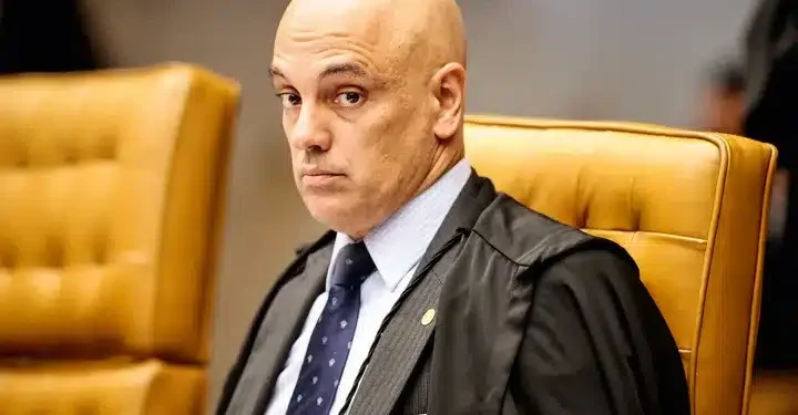O escândalo provocado pelo vazamento de mensagens trocadas pelo ministro Alexandre de Moraes e sua equipe provocou uma avalanche de artigos e reportagens publicados nos grandes jornais e portais de internet. O caso, revelado pela “Folha de S. Paulo”, com a participação do jornalista Glenn Greenwald, foi fortemente repercutido por agentes do bolsonarismo nas redes sociais. Curiosamente, o mesmo grupo que sempre acusou o matutino paulista e o repórter americano radicado no Brasil de símbolos máximos do esquerdismo. O caso é analisado de acordo com o veículo que publica um texto sobre o assunto. A “Gazeta do Povo”, por exemplo, postou ontem a seguinte manchete: “Mensagens de auxiliares de Moraes revelam desvios que justificam impeachment, segundo juristas”. O portal paranaense, ligado à direita, justifica sua tese no princípio de inércia da jurisdição, ou seja, que a Justiça precisa ser provocada para agir – e não ter a iniciativa de investigar, processar e julgar alguma ocorrência ou pessoa. Para validar seu ponto de vista, utilizou a opinião de um jurista que frequentemente critica o ex-presidente Jair Bolsonaro em suas colunas no UOL e em seus comentários na rede CBN, o desembargador aposentado Walter Fanganiello Maierovitch. “Moraes não é delegado de polícia, um ministro do Supremo não tem poder para fazer investigações, ele acompanha. Ele entra no campo do abuso de poder, estrutura sendo usada para fim não previsto em lei. Ele vai responder pelo excesso que fez. E como responde um ministro do Supremo Tribunal Federal? Infelizmente só pelo impeachment”, disse Maierovitch. Já “O Globo”, citando o ex-ministro do STF Carlos Ayres Brito e mais dois advogados, publicou um artigo intitulado da seguinte maneira: “Juristas alertam para ‘acúmulo de função’, mas veem respaldo”. Segundo Ayres Britto, “tudo se processou no âmbito interno do Tribunal Superior Eleitoral e do STF”. Ele vai além: “As mensagens nada têm a ver com o Ministério Público ou delegados de polícia atuando combinadamente”. Além disso, o ex-ministro afirma que o TSE tem o chamado “poder de polícia” e que Moraes, na época em que as mensagens foram trocadas, era presidente do tribunal. Nas redes sociais, o embate de narrativas também foi forte. O comentarista Paulo Figueiredo, de orientação bolsonarista, afirmou no YouTube que “está chegando mais perto” de Moraes ser preso do que o ex-presidente Jair Bolsonaro. O ator José de Abreu, por sua vez, usou a plataforma X para se dirigir a o ministro Moraes e fazer uma sugestão nada democrática. Abreu, ligado ao pensamento de esquerda, disse o seguinte: “O @alexandre deveria mandar fechar a @folha”. Neste duelo de versões, a verdade fica cada vez mais difusa. Não existe mais o certo e o errado, pois estes conceitos sofrem um filtro ideológico que dispensa a lógica e a racionalidade (com raras exceções, como Walter Maierovitch). Neste contexto, esquerdistas e direitistas consideram certo aquilo que é favorável às respectivas ideologias – e errado o que vem (ou beneficia) os oponentes. O que precisamos, diante da atual cena política, é de um banho de bom senso. Sem paixões, rancores ou fortes emoções. Necessitamos, hoje, de sangue frio para analisar os fatos. Apenas os fatos.