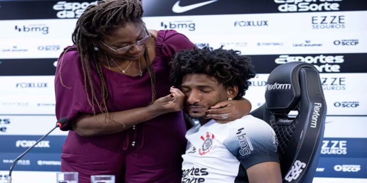 Carinho De Mãe; Talles Magno Chora Na Sua Apresentação No Corinthians. Confira!