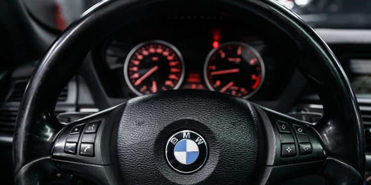 Volante BMW - Créditos: depositphotos.com / everyonensk