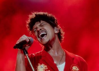 Bruno Mars: O Rei do Pop Moderno e Sua Fortuna Astronômica Revelada!