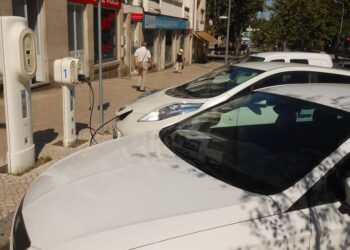 Carros elétricos sendo carregados | Fonte da imagem: Wikimedia Commons