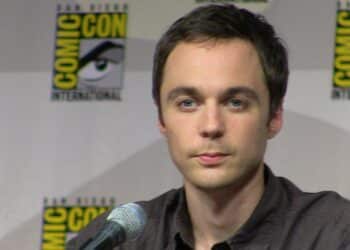 Jim Parsons: Como o Nerd da TV Construiu uma Carreira Multimilionária!