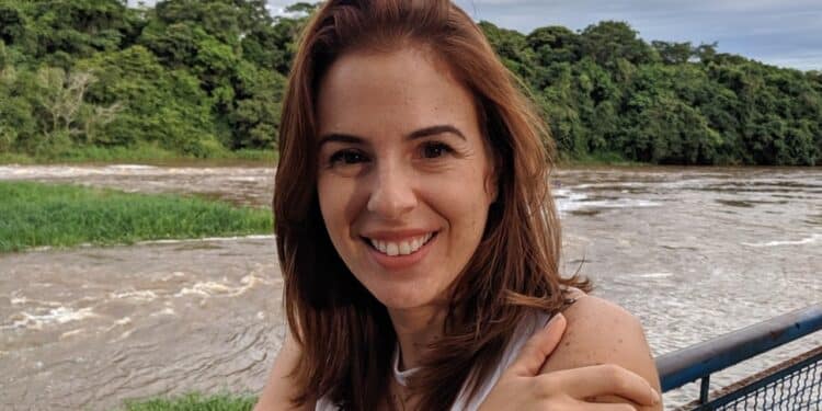 Suzane Von Richthofen Chama Atenção em Rara Aparição com Seu Filho