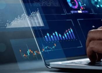 Em um cenário cada vez mais competitivo no universo da comunicação financeira, onde a atenção dos stakeholders é disputada por diversas marcas e mensagens, é fácil se deixar levar por números que, à primeira vista, parecem impressionantes no digital. A quantidade de seguidores nas redes sociais, as curtidas em uma postagem ou as visualizações de um vídeo podem nos dar a falsa sensação de que estamos no caminho certo. No entanto, para construir uma estratégia financeira digital realmente eficaz, é fundamental focar em métricas palpáveis, que reflitam o impacto real das ações. Não se trata apenas de ter grandes números, mas de entender o que eles realmente significam e como contribuem para os objetivos maiores da estratégia. Por isso, neste artigo, vou revelar como essas métricas de vaidade podem influenciar a comunicação financeira digital e mostrar como direcionar o foco para o que realmente faz a diferença. Entendendo as métricas de vaidade Métricas de vaidade são aquelas que não ajudam a tomar decisões de negócios mais acertadas. Elas até podem parecer incríveis no começo, mas ao analisá-las a fundo, vemos que esses números não fornecem insights acionáveis para melhorar a estratégia de comunicação financeira ou gerar valor real para a empresa. Essas métricas incluem - mas não se limitam - a quantidade de seguidores nas redes sociais, curtidas em postagens, visualizações de vídeos e compartilhamentos de conteúdos. Embora sejam sim indicadores de popularidade, elas não mostram como o público está interagindo com o conteúdo ou se a mensagem está realmente atingindo seus objetivos. Por exemplo, ter milhares de seguidores em uma rede social pode parecer um bom sinal, mas se esses seguidores não estão engajando com o conteúdo de forma significativa, o número acaba sendo apenas um reflexo superficial do desempenho da estratégia. Daí a necessidade de se escolher bem o que devemos avaliar. A importância de avaliar métricas palpáveis no digital Métricas palpáveis são aquelas que oferecem uma visão mais profunda sobre o desempenho de uma estratégia de comunicação. Elas medem não apenas a popularidade, mas também a qualidade das interações e o impacto real das ações. Diferente das métricas de vaidade, que se concentram em números superficiais, as métricas palpáveis fornecem insights sobre como o público está respondendo ao conteúdo e como essas respostas se traduzem em resultados concretos. Essas métricas são fundamentais porque permitem uma análise mais precisa do que está funcionando e do que precisa ser ajustado. Elas ajudam a identificar oportunidades de melhoria e a garantir que a comunicação está atingindo seus objetivos de maneira eficaz. Além disso, as métricas palpáveis são essenciais para a tomada de decisões informadas. Afinal, elas fornecem dados concretos que podem ser usados para ajustar a estratégia, melhorar o conteúdo e garantir que os esforços estão gerando o impacto desejado. Mas como identificar as métricas relevantes no digital? Para identificar aquelas métricas digitais que realmente importam, é essencial entender o objetivo da comunicação e o comportamento do seu stakeholder. O foco deve estar em indicadores que mostram um engajamento real e como essas interações impactam nos resultados desejados. Métricas relevantes incluem: Taxa de engajamento: avalia a qualidade das interações nas redes sociais, considerando curtidas, comentários e compartilhamentos que indicam interesse genuíno. Taxa de conversão: mede quantas das pessoas que interagiram com o conteúdo realizaram uma ação desejada, como se inscrever em uma newsletter ou fazer uma compra. Tempo médio de permanência: indica o quanto o público está interessado no conteúdo, medido pelo tempo que passam assistindo a um vídeo ou lendo um artigo. Ações subsequentes: identifica se o público tomou uma ação após consumir o conteúdo, como baixar um relatório ou se inscrever em um evento. Construindo uma comunicação financeira digital eficaz com métricas certas No mercado financeiro, a transparência é um pilar fundamental para o sucesso. Investidores, analistas e demais stakeholders confiam nas informações fornecidas pelas empresas para tomar decisões informadas. Apresentar resultados sólidos e confiáveis não é apenas uma questão de boa prática, mas de credibilidade. Para construir uma estratégia eficaz, é fundamental começar com uma análise criteriosa das métricas que realmente importam. Isso envolve identificar quais indicadores são relevantes para os objetivos da empresa e como eles podem ser monitorados ao longo do tempo. Por exemplo, em vez de se concentrar apenas no crescimento do número de seguidores nas redes sociais, a atenção deve ser direcionada para a qualidade do engajamento, a taxa de conversão e o impacto real que as ações estão gerando nos resultados financeiros. Quando a comunicação é baseada em métricas palpáveis e em dados que refletem a realidade, ela fortalece a confiança e a relação entre a empresa e seus públicos. Dessa forma, é possível alcançar resultados tangíveis, como o aumento de vendas, a retenção de clientes ou o crescimento de mercado, que refletem o sucesso real da comunicação. Em resumo: foco no que realmente importa no digital No final das contas, as métricas de vaidade podem parecer impressionantes, mas elas raramente contam a história completa. Focar nas métricas que realmente importam, aquelas que indicam engajamento genuíno e impacto real, é essencial para construir confiança e tomar decisões estratégicas informadas. Se a comunicação financeira digital é uma parte essencial da sua estratégia, como é para mim, vamos garantir que estamos medindo o que realmente importa, e não apenas o que parece bom no papel. *Cássio Rufino é CFO & COO da MZ, empresa líder em soluções para relações com investidores. Graduado em Administração de Empresas pelo Mackenzie, possui pós-graduação em Finanças Corporativas pelo Insper e MBA Executivo em Finanças pela mesma instituição. É especialista em comunicação financeira e criador do método dos 3Cs, que já ajudou dezenas de RIs a gerar mais valor e aumento de liquidez para suas companhias.