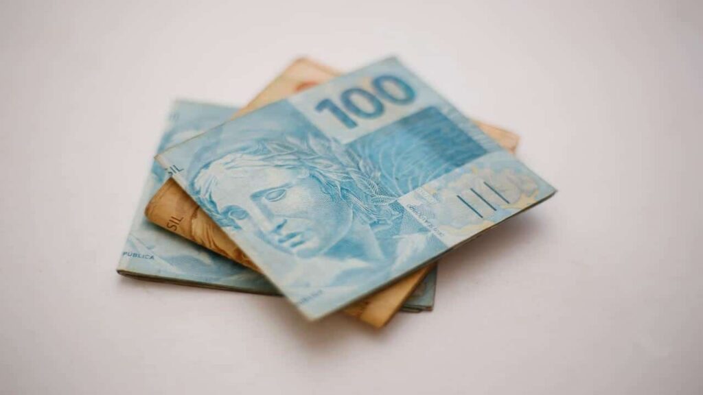 Auxílio de R$ 102 Retorna em Outubro: Confira os Beneficiários!