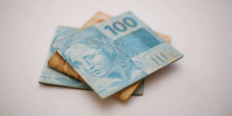 Auxílio de R$ 102 Retorna em Outubro: Confira os Beneficiários!