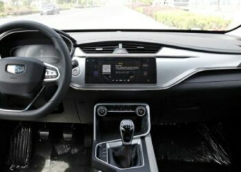 Interior de um Geely Binrui manual | Veja essa imagem em: Wikimedia Commons