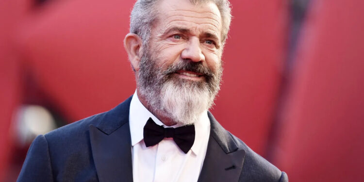 Mel Gibson posando para foto sorrindo. Photo: TIZIANA FABI/AFP/Getty Images