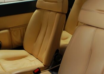 Como limpar e cuidar do estofamento do seu carro: Guia prático