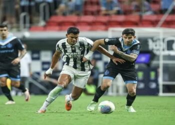 Botafogo empata com Grêmio em jogo tumultuado retoma liderança no Brasileirão. Confira!