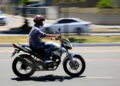 Homem de moto - Créditos: depositphotos.com / joasouza