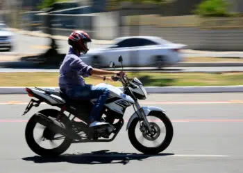 Homem de moto - Créditos: depositphotos.com / joasouza