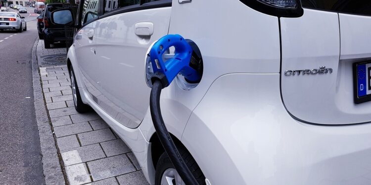 Carro elétrico carregando | Fonte da imagem: Needpix.com