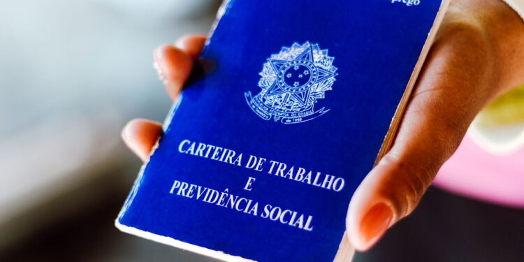 Mercado de trabalho brasileiro registra forte retração em dezembro
