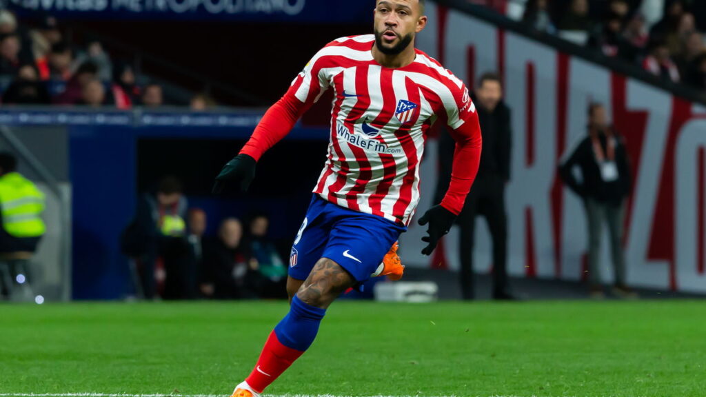 Corinthians Tenta Fechar Com Memphis Depay e Busca Reforços para o Brasileirão