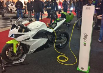 Moto elétrica sendo carregada | Fonte: Wikimedia Commons