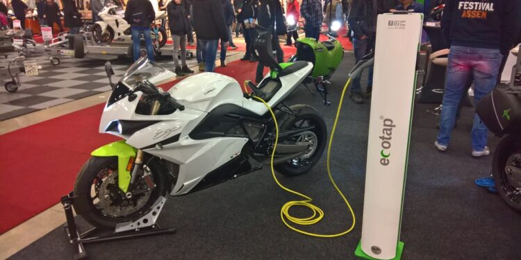 Moto elétrica sendo carregada | Fonte: Wikimedia Commons