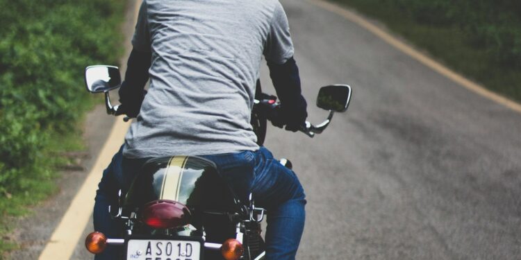 Homem pilotando moto | Fonte: Pexels