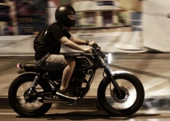 Homem pilotando moto | Fonte: Freerange Stock
