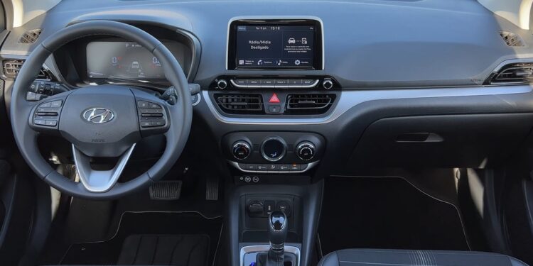 Interior Hyundai HB20 | Fonte da imagem: Wikimedia Commons