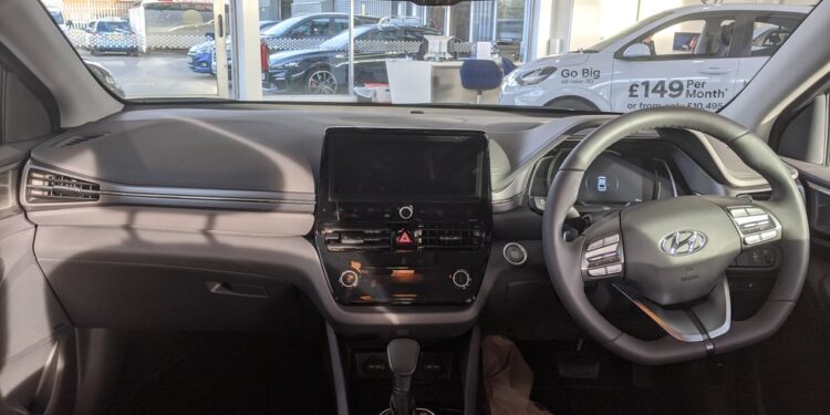 Interior Hyundai Ioniq Híbrido | Fonte: Wikimedia Commons