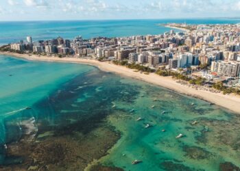 Imagem do litoral vista do alto - Veja essa imagem em: shutterstock.com | Detalhes da licença Crédito: Shutterstock