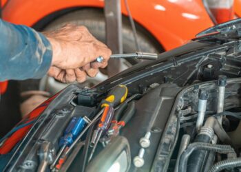 Mecânico arrumando carro | Fonte: Pexels