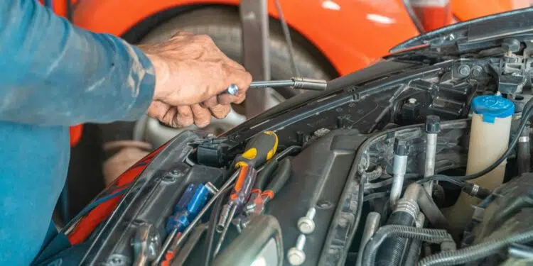 Mecânico arrumando carro | Fonte: Pexels