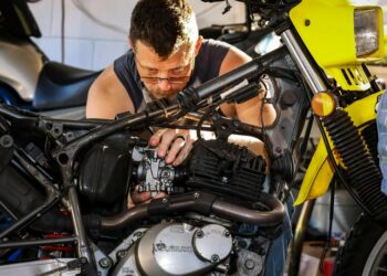 Mecânico arrumando uma moto | Fonte: Pexels