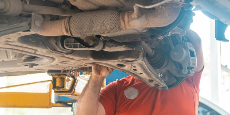 Mecânico checando a suspensão do carro | Fonte da imagem: Pexels