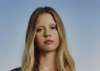 Mia Goth: A Atriz que Conquistou Hollywood e uma Fortuna Milionária