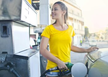 Mulher abastecendo o carro | Fonte: Pexels