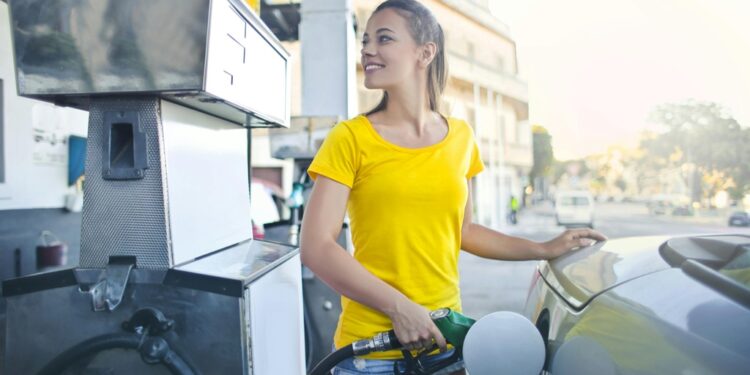 Mulher abastecendo o carro | Fonte: Pexels