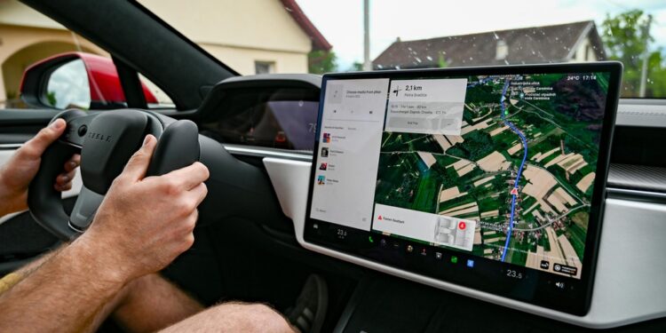 Painel Tesla Model S | Fonte: Pexels